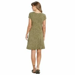 Sherpa Padma Wrap Dress - Women's (Spring 2022) -BackcountryGear Whop padma wrap dress evergreen model back full view 74547.1664924748