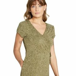 Sherpa Padma Wrap Dress - Women's (Spring 2022) -BackcountryGear Whop padma wrap dress evergreen model front 04463.1664924748
