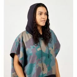 Nomadix Changing Poncho - Small/Medium 18 Nomadix Changing Poncho - Small/Medium -BackcountryGear Whop s m nomadix cp camo 101 changing poncho woman hood detail 1 rsz 57045.1660065673